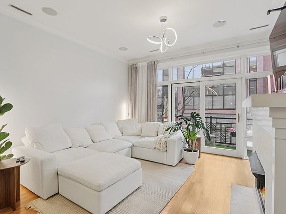 4th image of 800 W Cornelia Ave APT 208