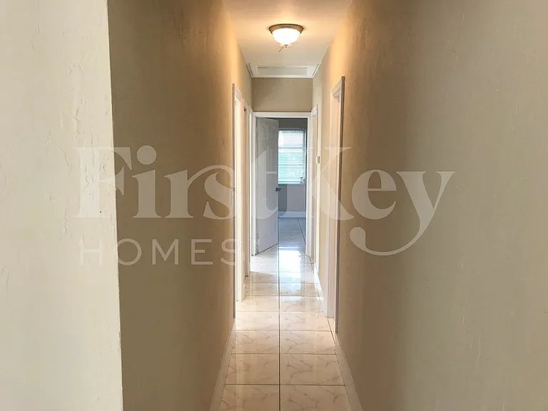 17470 NE 19th Ave — Photo 9