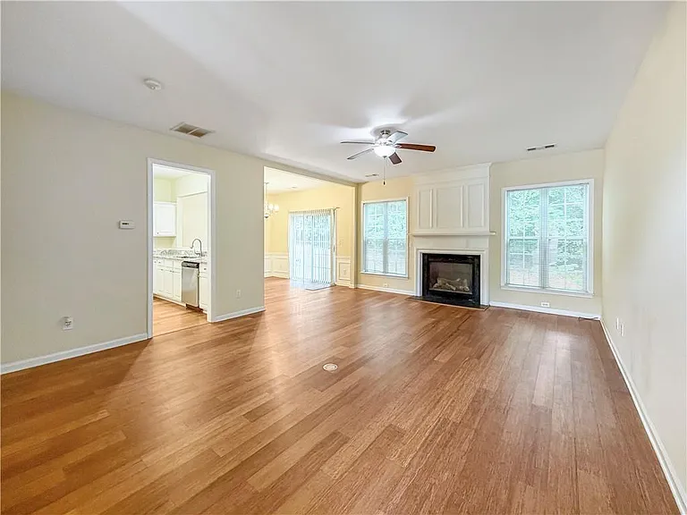 2380 Fairlie Dr — Photo 4
