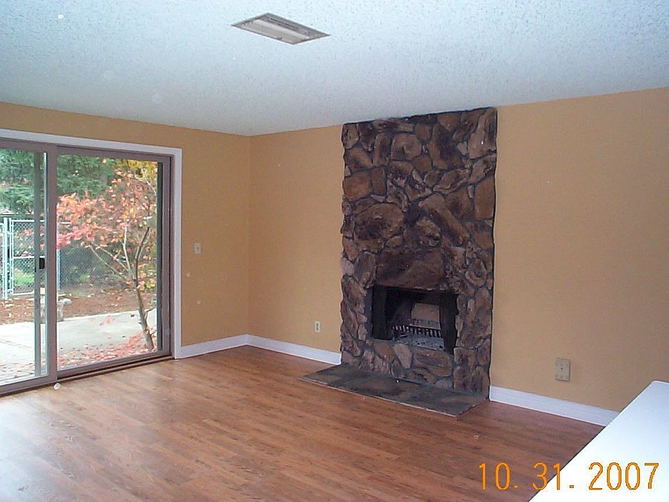 Living Rm w/ Fireplace