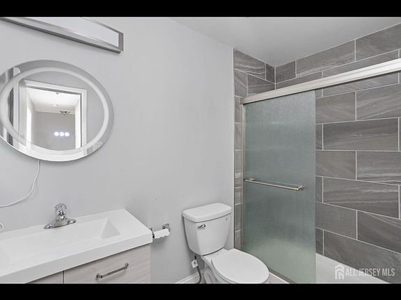 3rd image of 16 Hampshire Dr