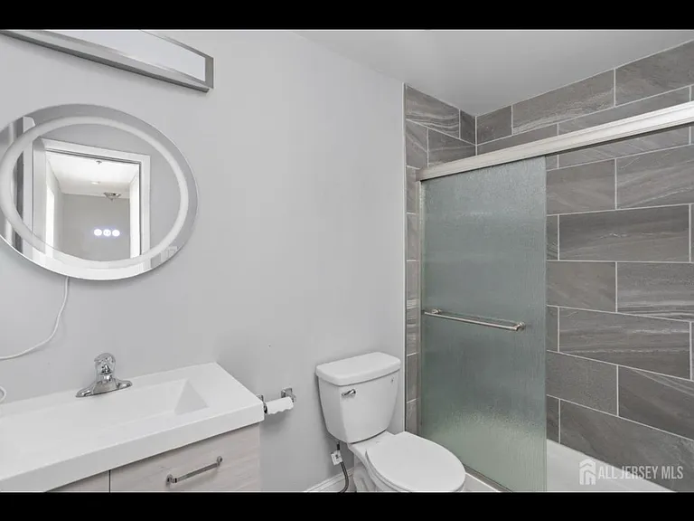 16 Hampshire Dr — Photo 3