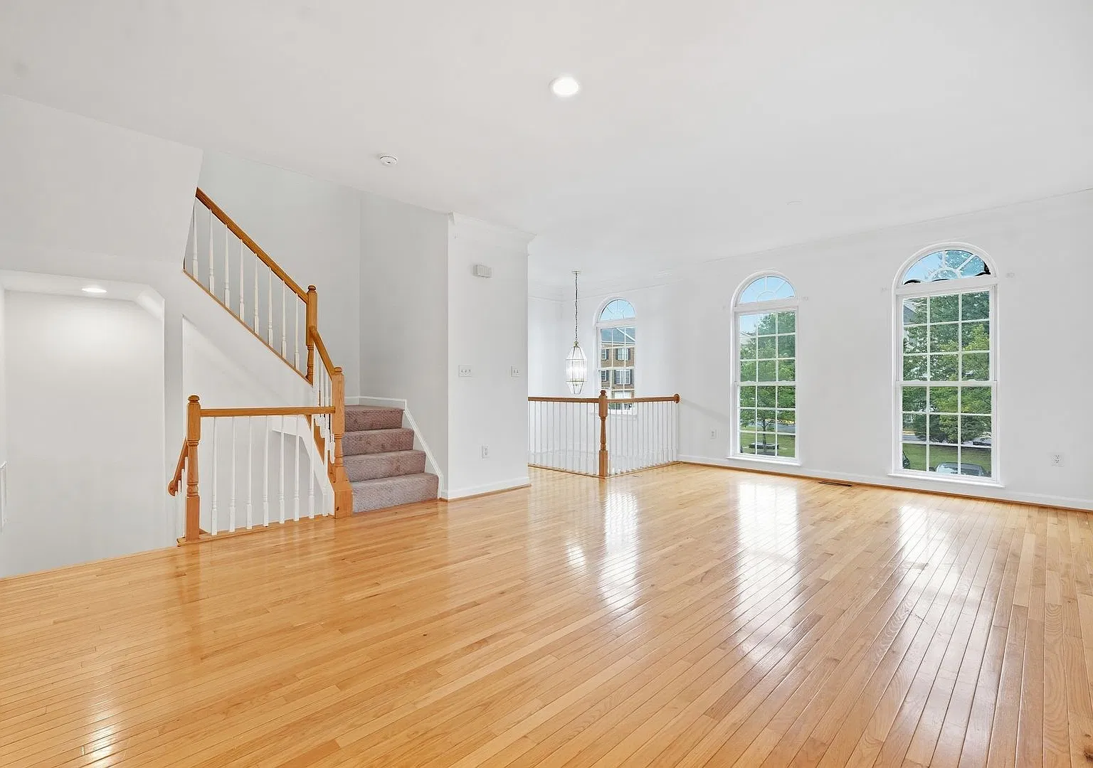 Gorgeous Centreville Townhome with Water Views — Photo 2