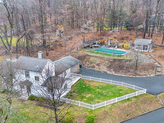 5th image of 390 Mountain Ave