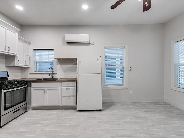 7133 Avenue C — Photo 3