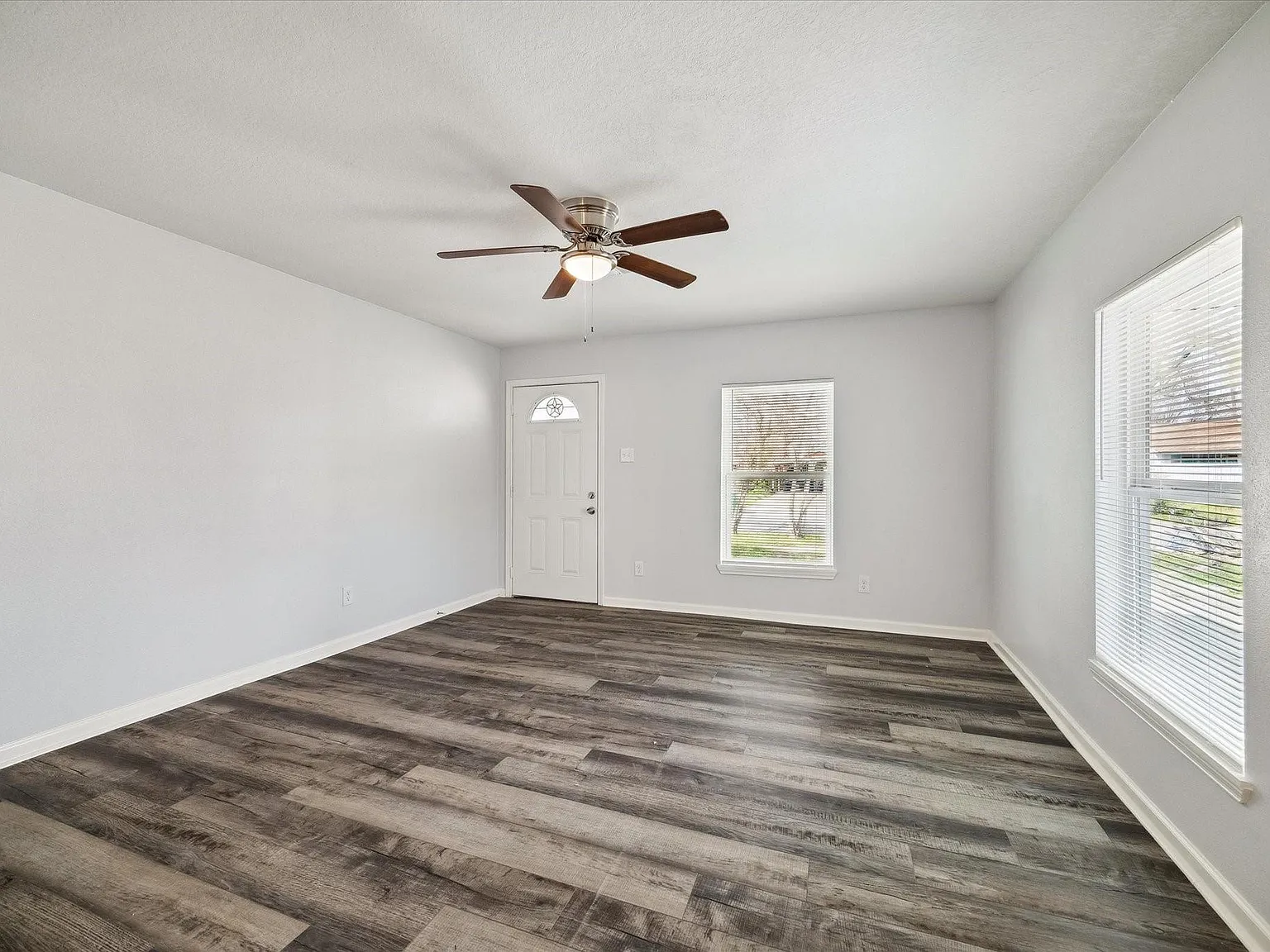 3 bed, 2.0 bath, 2154 sqft, $1,995 — Photo 2