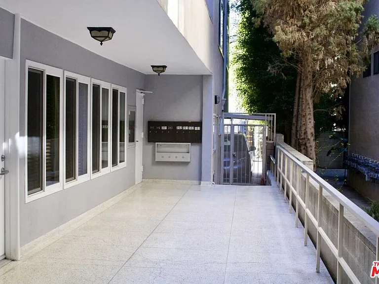 415 N Palm Dr #301 — Photo 3