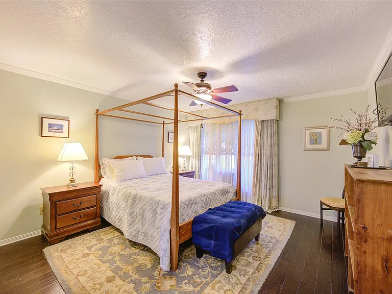22526 Cove Hollow Dr — Photo 12