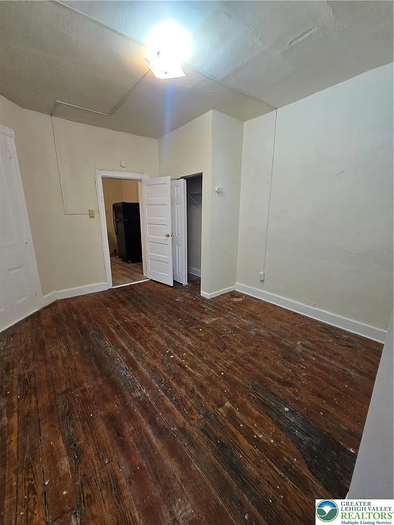 2 bed, 1.0 bath, $1,300 — Photo 4