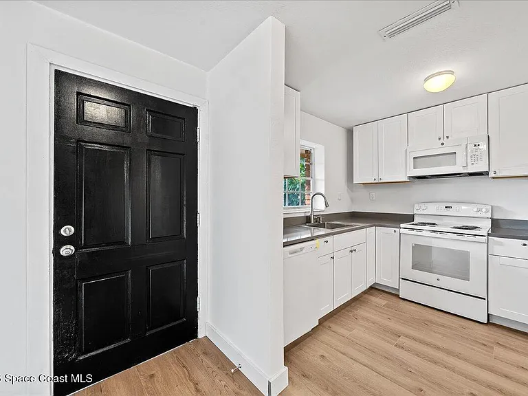 935 S Tropical Trl — Photo 5