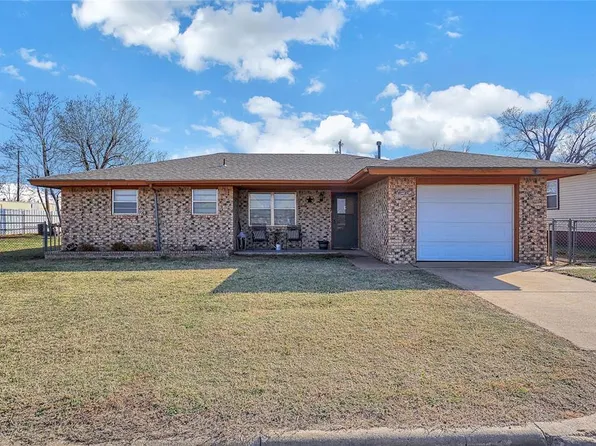 216 E Hayes Ave, Clinton, OK 73601