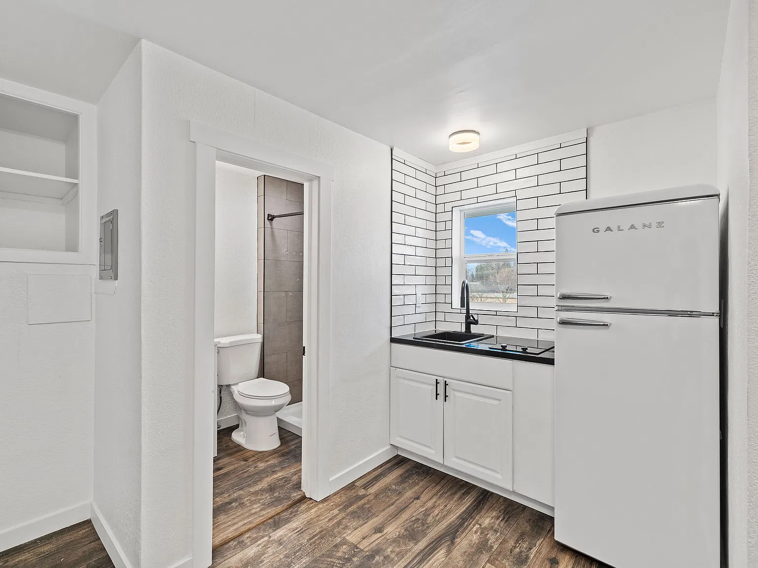Studio, 300 sqft, $1,300 — Photo 4