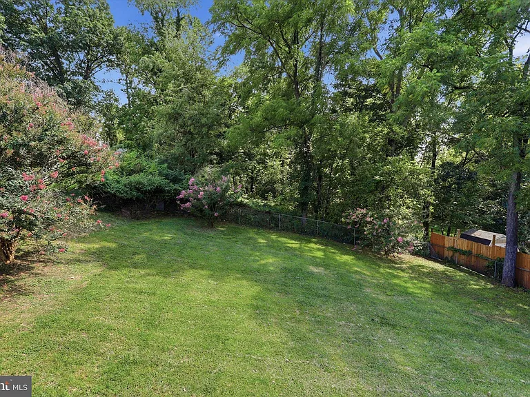 19 Fairview Ave — Photo 36