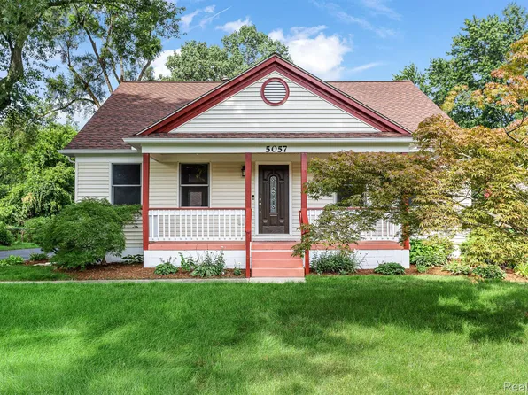5057 Somerton Dr, Troy, MI 48085