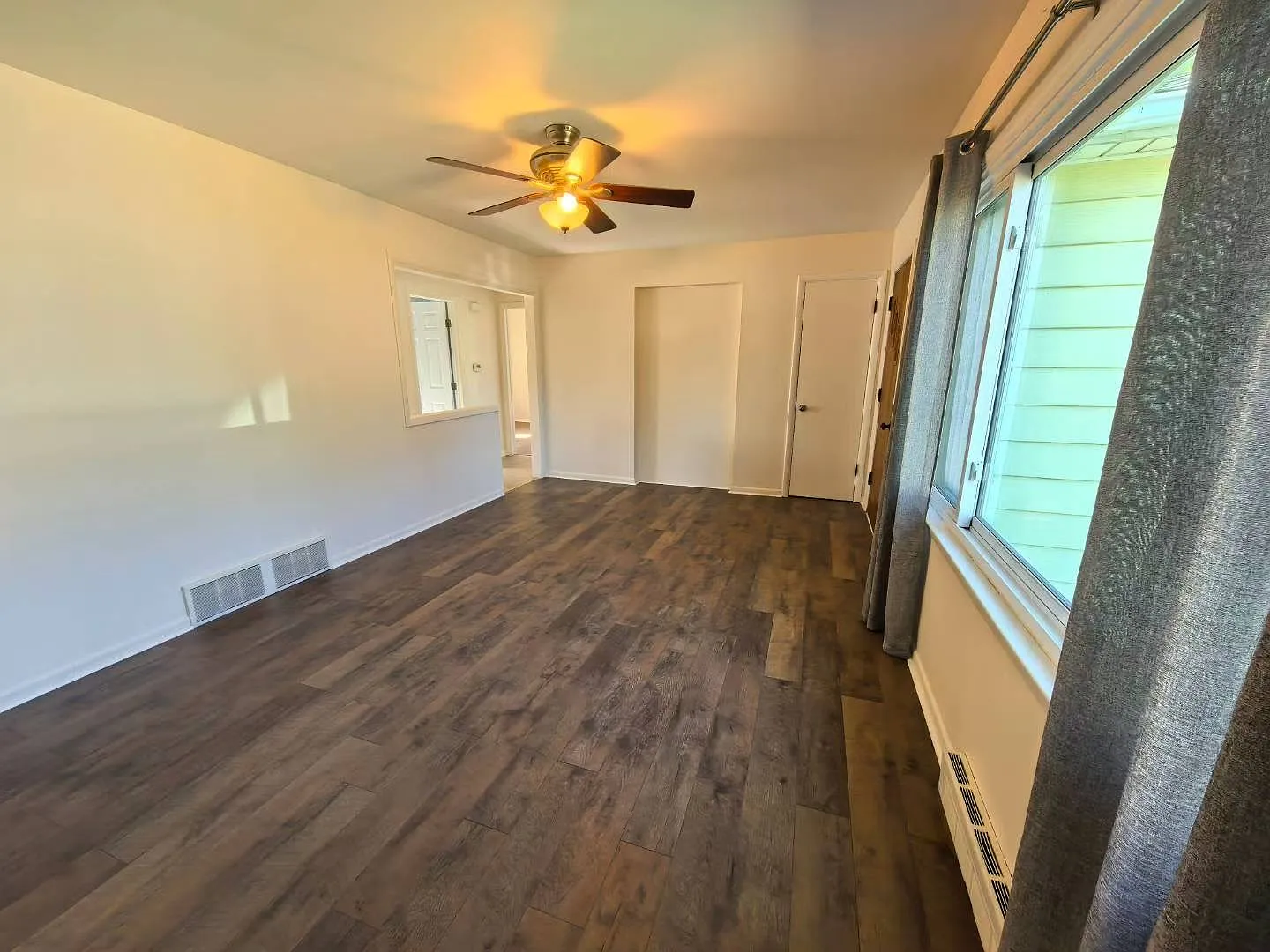 3 bed, 1100 sqft, $2,400 — Photo 4