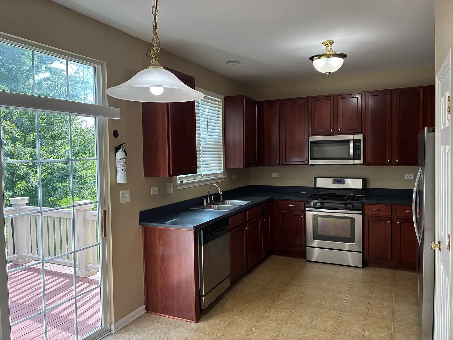 3 bed, 2.5 bath, 1850 sqft, $2,800 — Photo 2