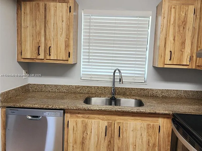 6061 Shakerwood Cir #208 — Photo 2