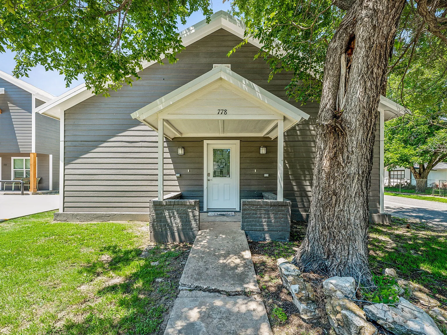 2 bed, $1,200 — Photo 1