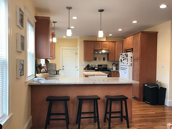Peninsula seating with pending and recessed lighting