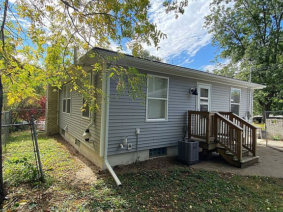 3rd image of 1571 Russell St