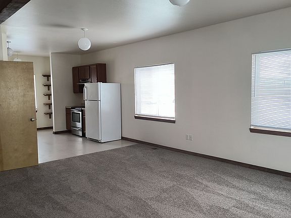 1901 Margaret #100 
Entry/Living Room/to Kitchen. Bright open, plenty of storage.