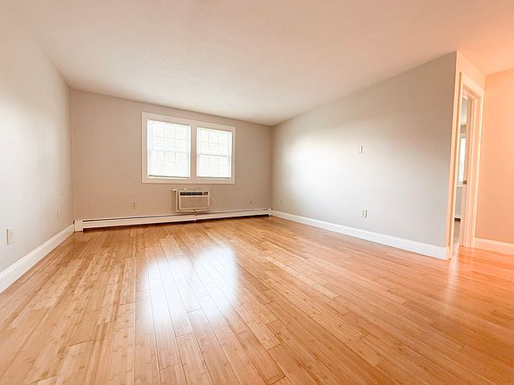 3rd image of 31 Stonehenge Rd #1