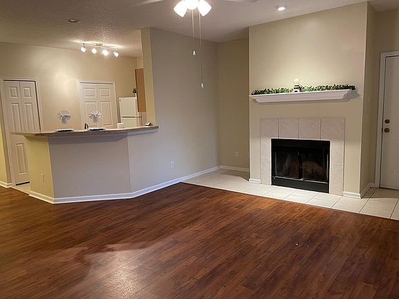 Living Room / Breakfast Bar