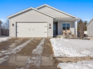9414 Grand Oaks Dr NE, Cedar Rapids, IA 52402