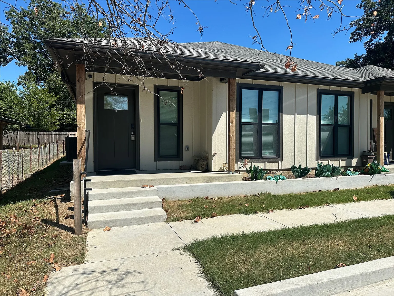 3 bed, 2.0 bath, 942 sqft, $2,350 — Photo 2