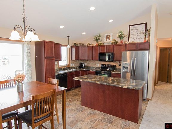 5th image of 204 Oak Dr