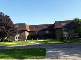 475 Shenstone Rd APT 202, Riverside, IL 60546