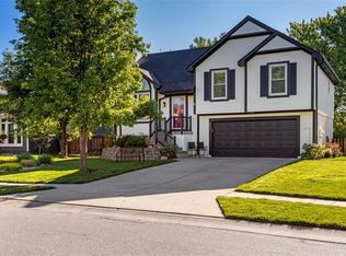 5811 Meadowsweet Ln, Shawnee, KS 66226