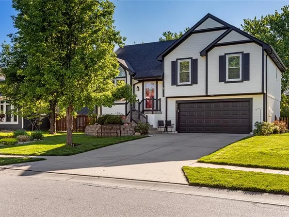5811 Meadowsweet Ln, Shawnee, KS 66226