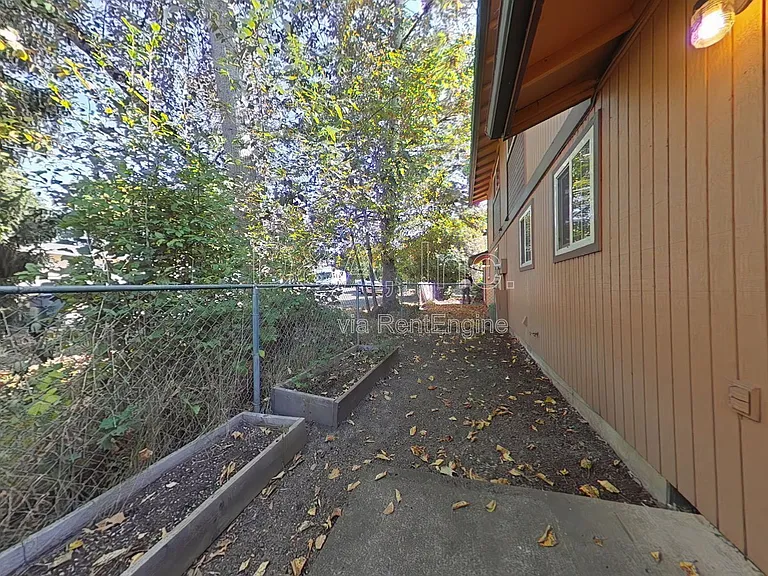 621 SE Lilly Ave — Photo 8
