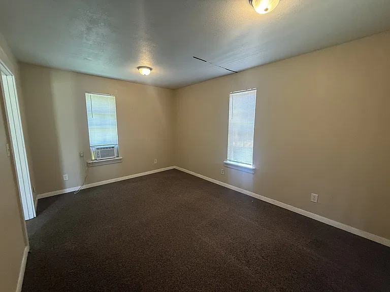 302 1/2 S Burleson St — Photo 3