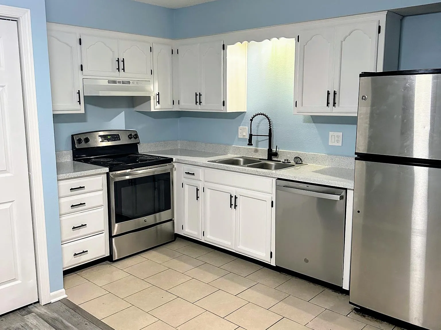 3 bed, 1.5 bath, 1350 sqft, $1,550 — Photo 2
