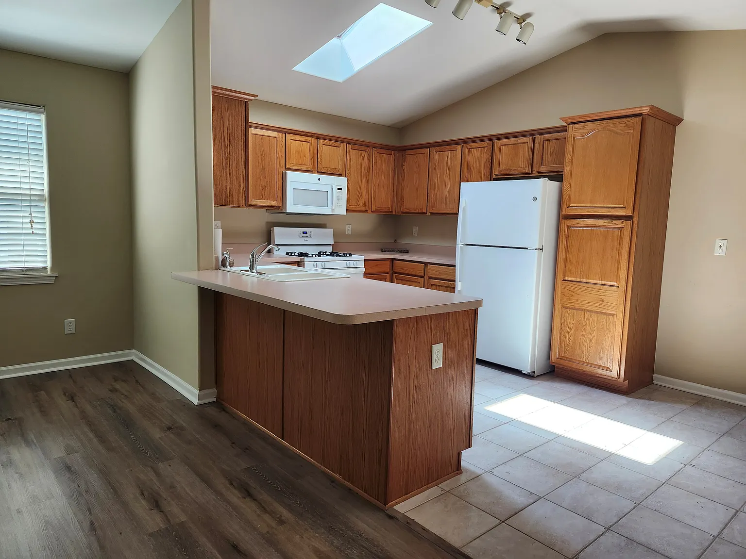 3 bed, 1581 sqft, $2,695 — Photo 2