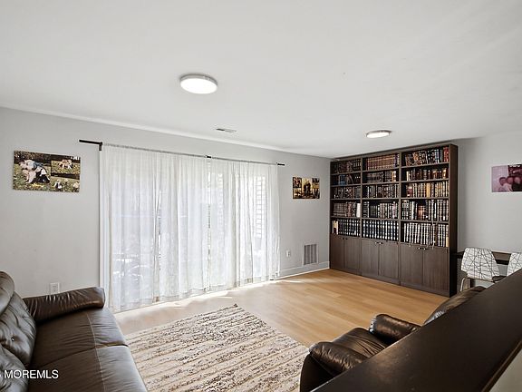 5th image of 165 Bristol Court
