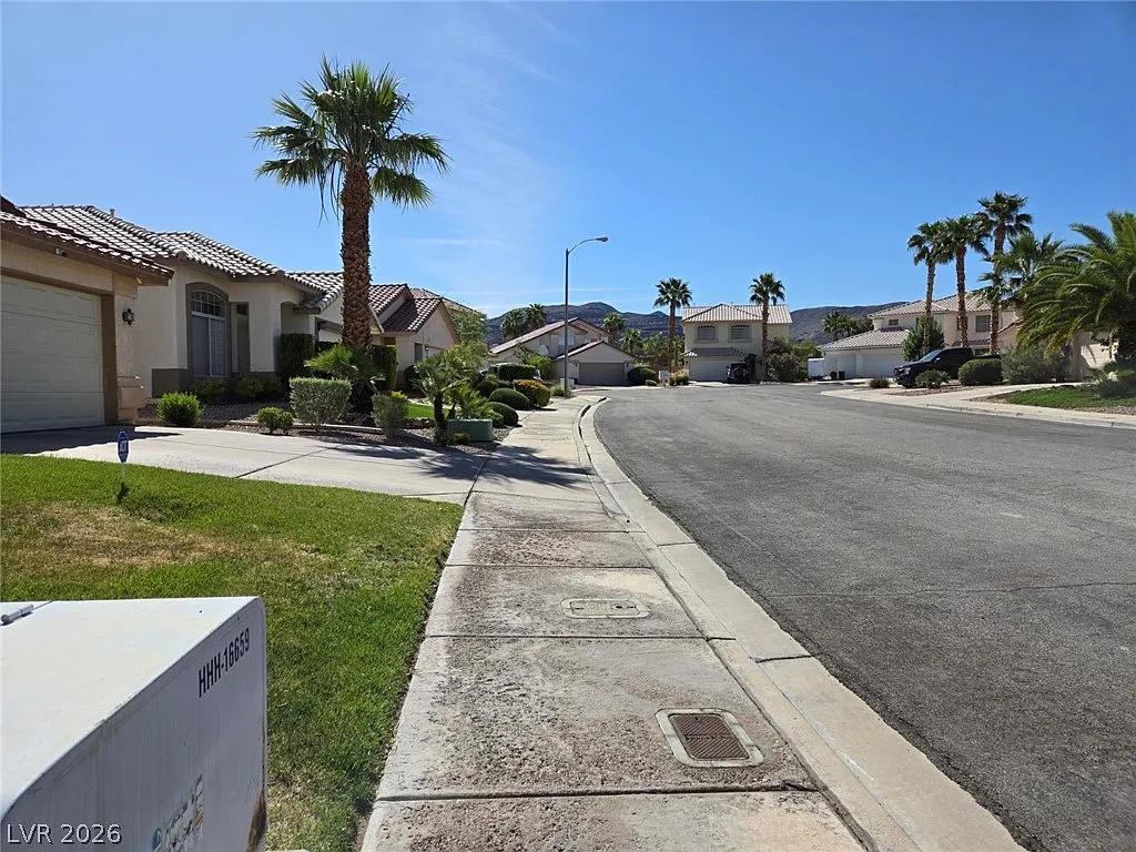 3 bed, 2.0 bath, 1633 sqft, $2,230 — Photo 3