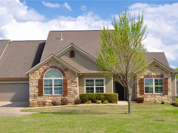 1303 Doe Ln, Bentonville, AR 72713
