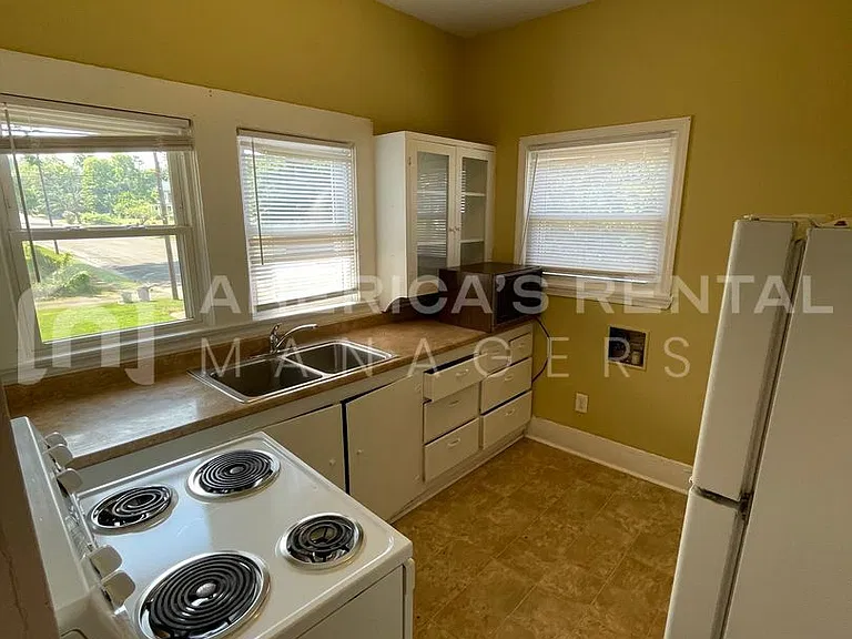 1701 Berkley Avenue — Photo 10