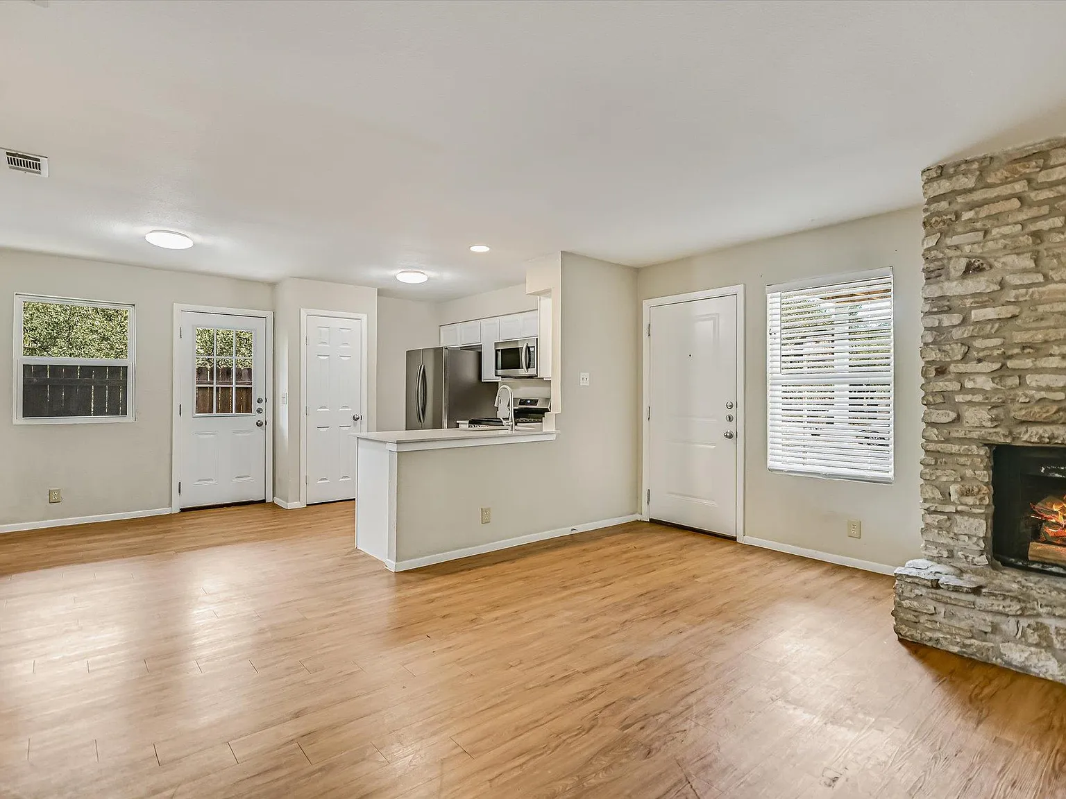 301 Algerita Dr — Photo 4