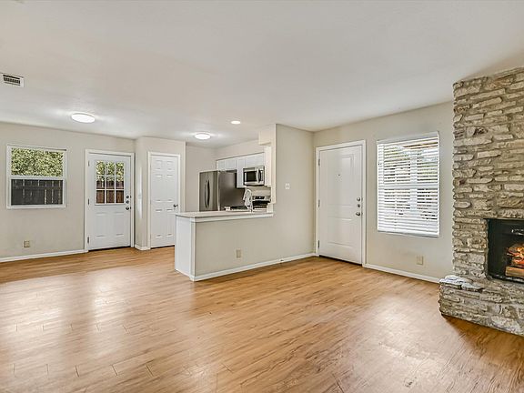 4th image of 301 Algerita Dr APT B