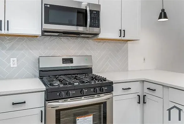 2629 W Oakdale St — Photo 7