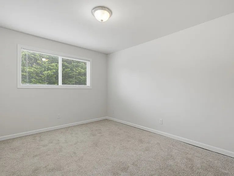 Green Acres Apartments — Photo 15