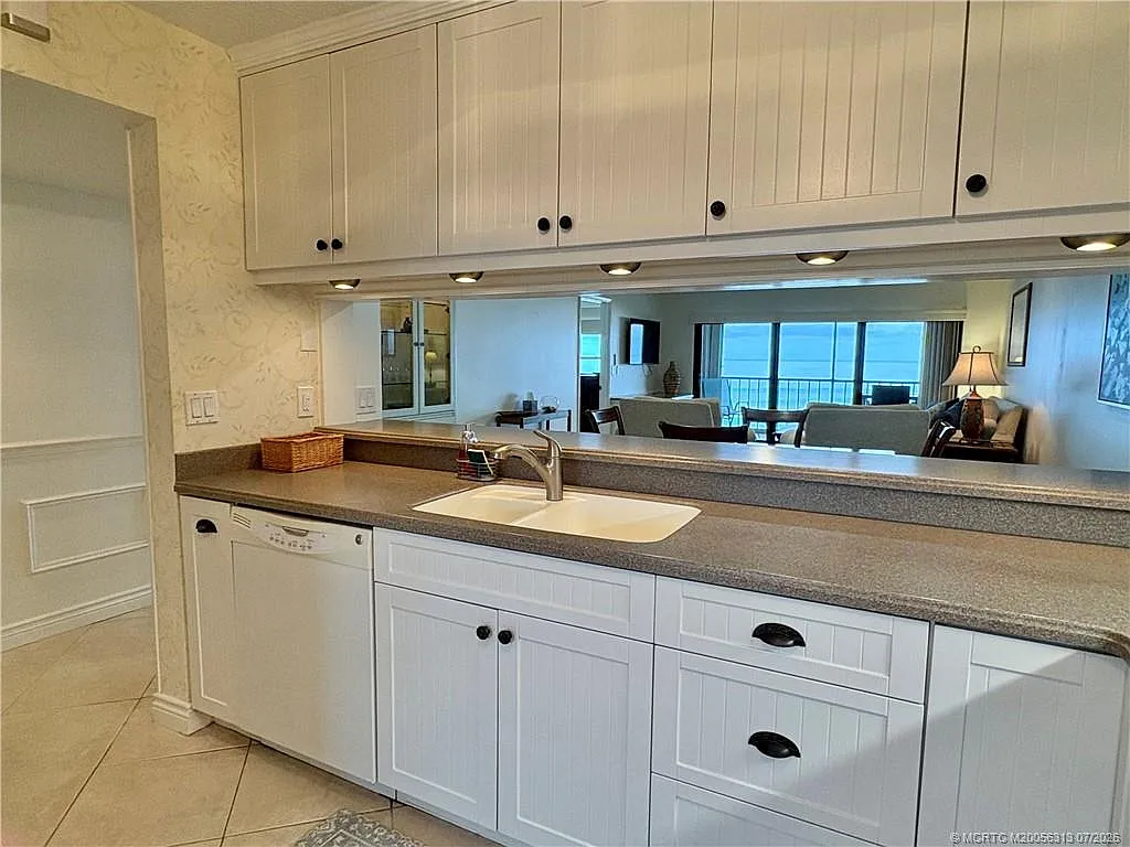 2 bed, 2.0 bath, 1354 sqft, $3,250 — Photo 4