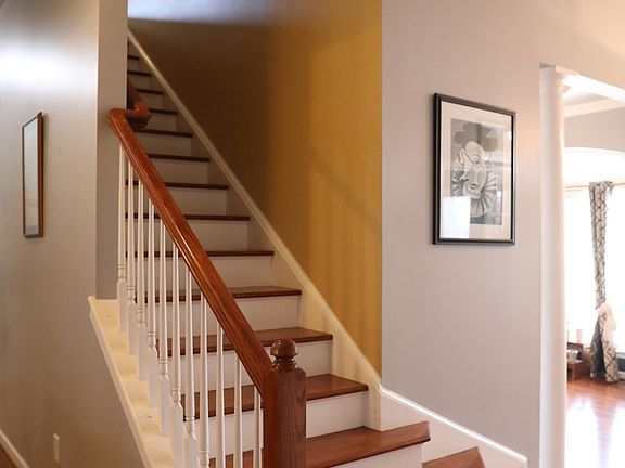 2nd image of 1019 Queens Pl