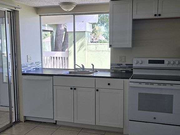 4th image of 34 Farragut Dr