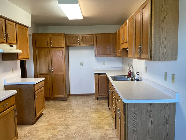 527 Wellington Dr — Photo 3