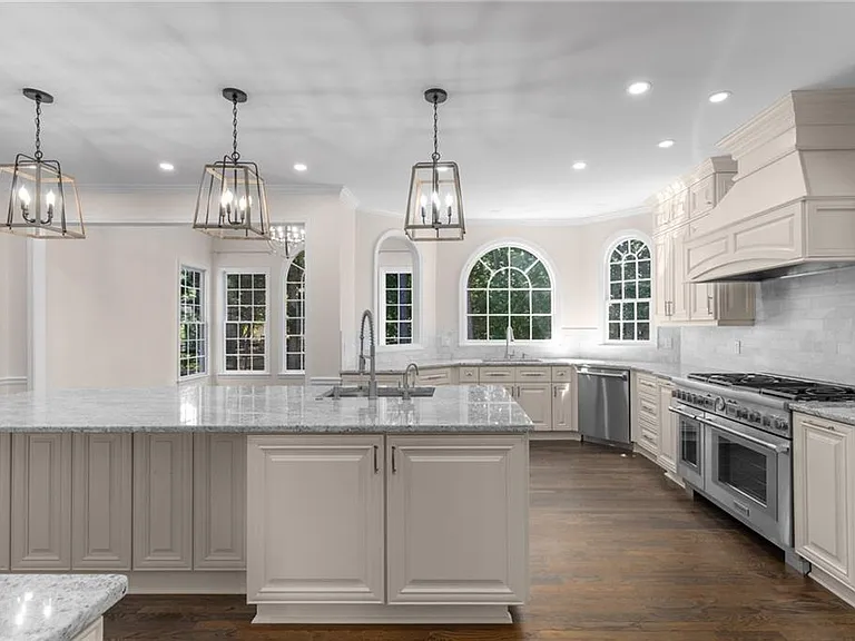 2560 Hamptons Run — Photo 12